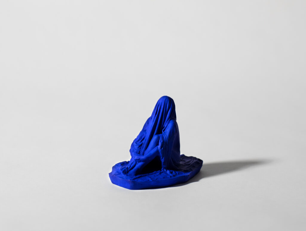 Tove Kjellmark, Myspace (blå). Målad gips, 7,2x9,4x6 cm. Vinst i Våga Se - Konst konstlotteri 2021.