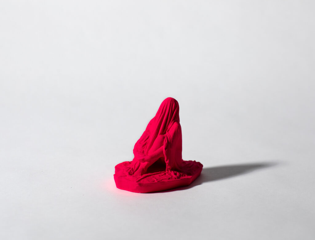 Tove Kjellmark, Myspace (rosa). Målad gips, 7,2x9,4x6 cm. Vinst i Våga Se - Konst konstlotteri 2021.