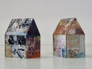 Skultpurer 'INOM-hus' skapade av konstnär Lotta Söder. Går att välja för medlemar med dubbelt medlemskap i Våga Se - Konst.