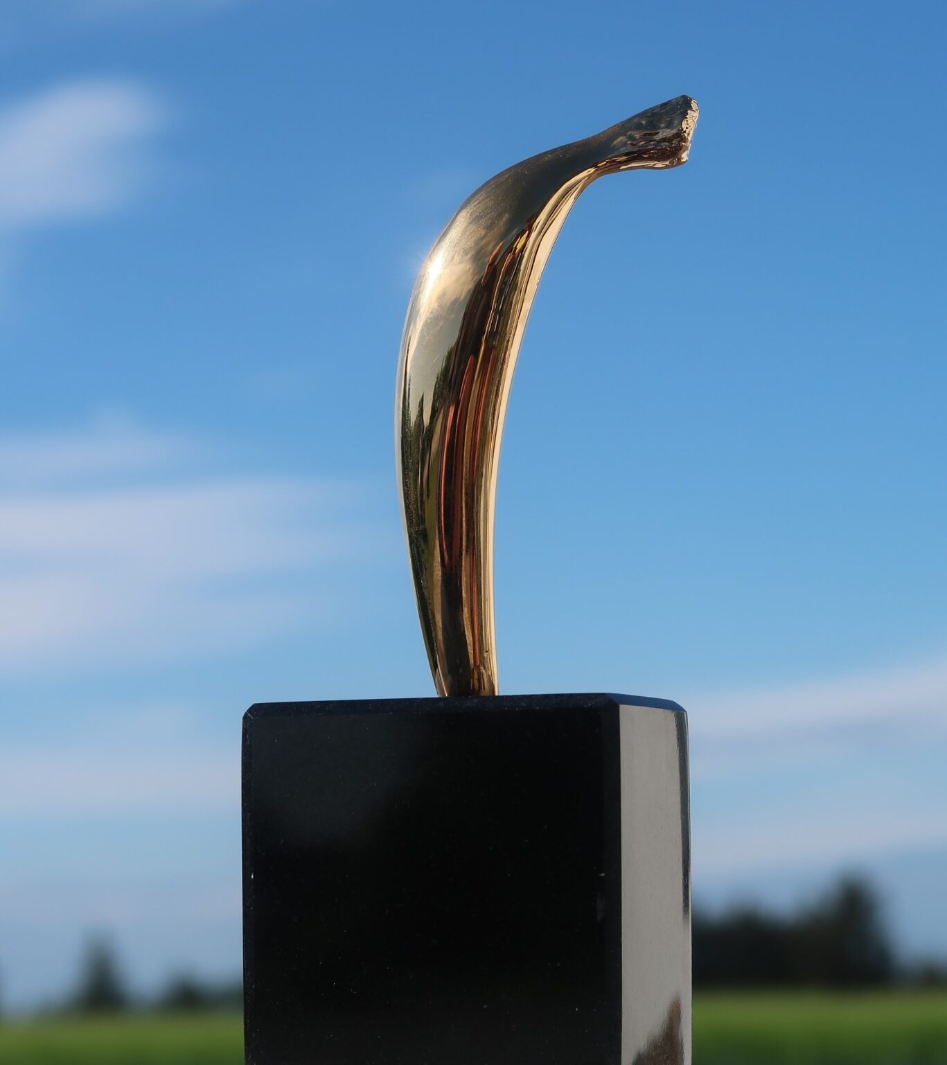 Anni Kristine. Benämning: AK2 ’GO BANANAS’, förgylld brons monterad på sockel i polerad granit. Höjd 16 cm, upplaga 125.